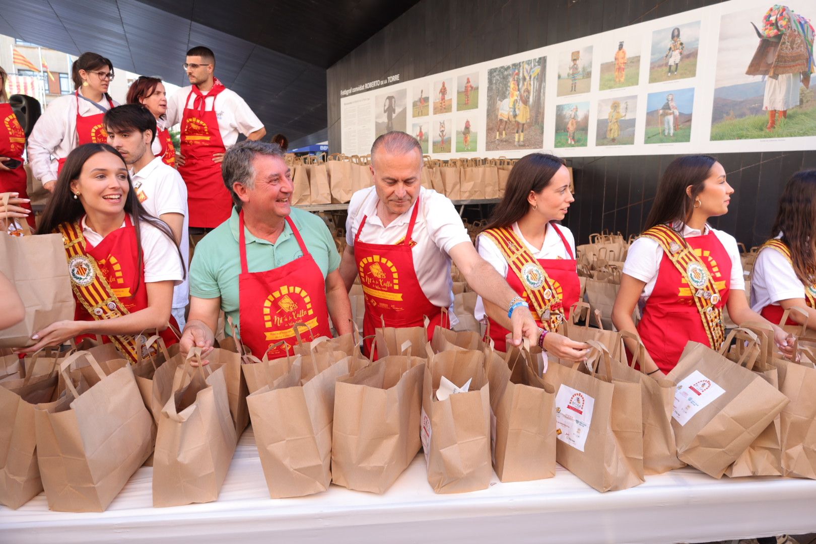 FOTOGALERÍA I Las imágenes de la Nit de la Xulla y del encuentro de elaboración de allioli de las fiestas de Vila-real