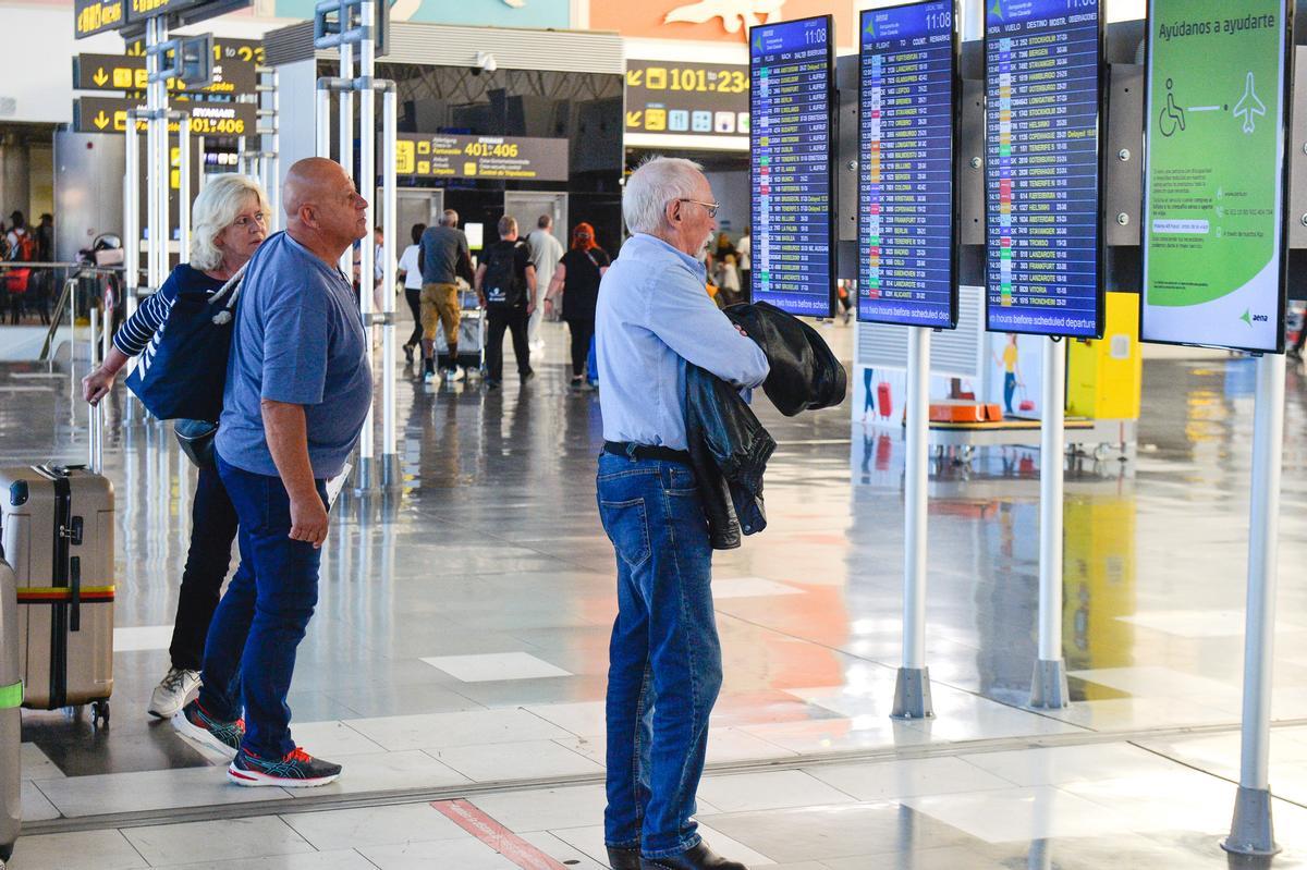 Pasajeros en la terminal de salidas del aeropuerto de Gran Canaria, en una imagen de archivo