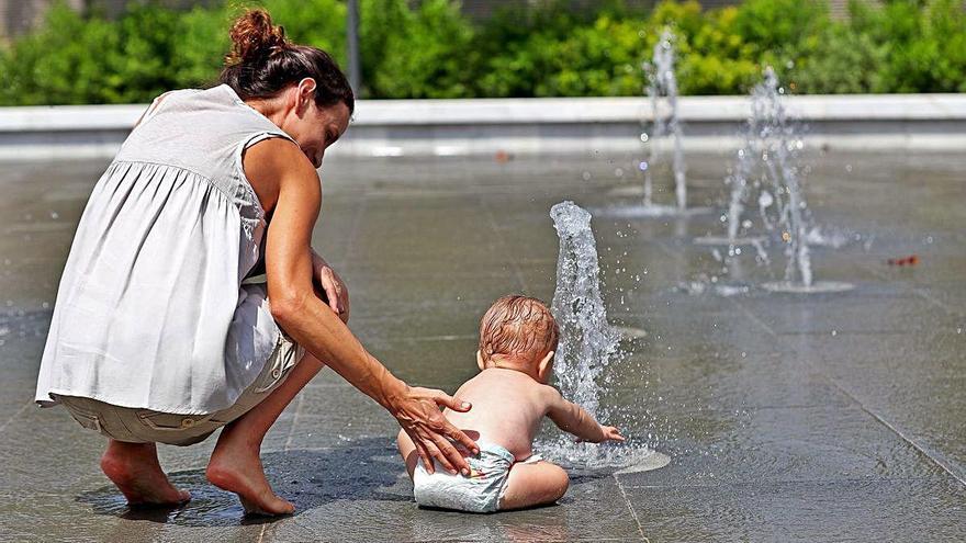 Fuentes del Parc Central, donde turistas y vecinos buscan algo de alivio para el intenso calor.