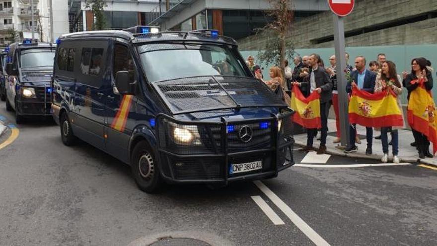 Medio centenar de policías regresan a Galicia desde Cataluña