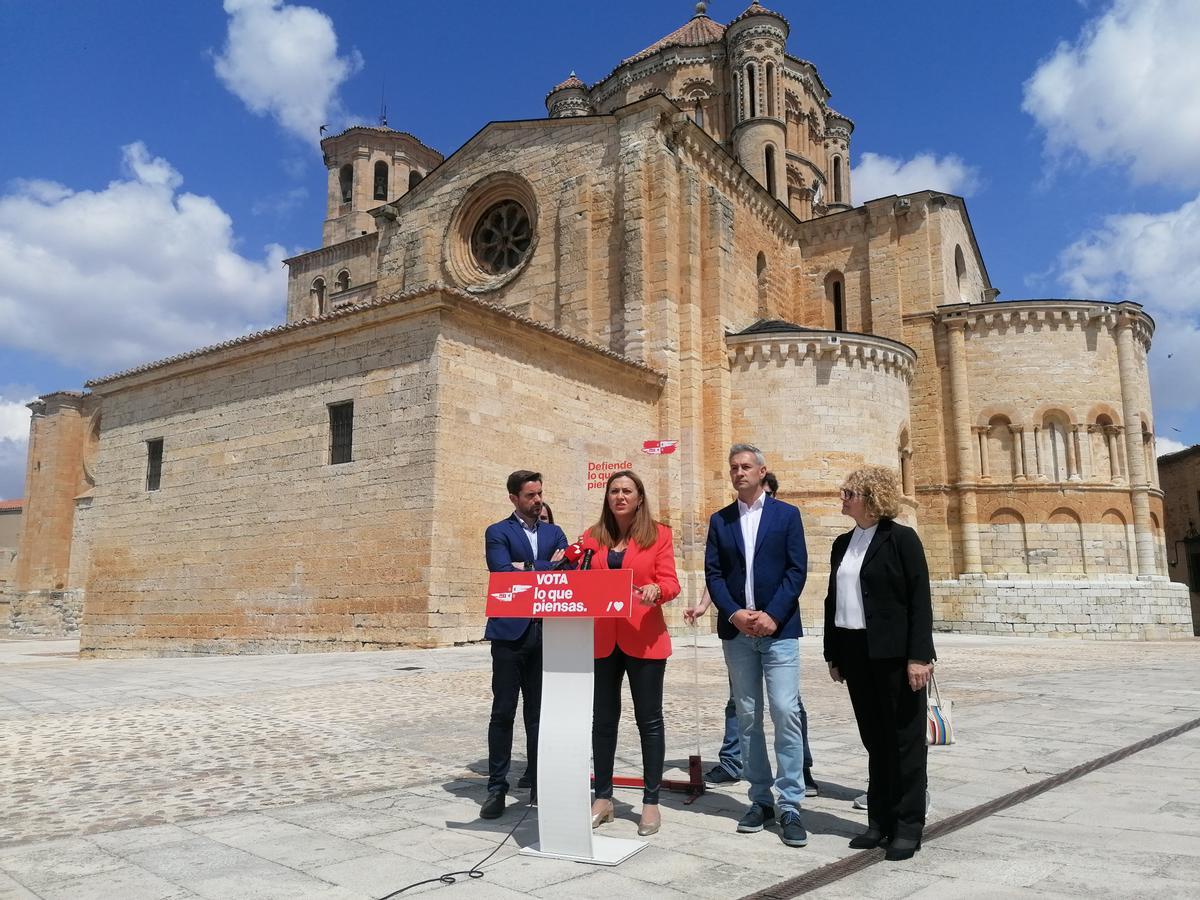 Barcones (segunda por la izquierda) interviene en el encuentro con socialistas en Toro