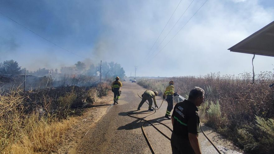 GALERÍA | Incendio declarado en los aledaños de una fábrica en San Cristóbal de Entreviñas