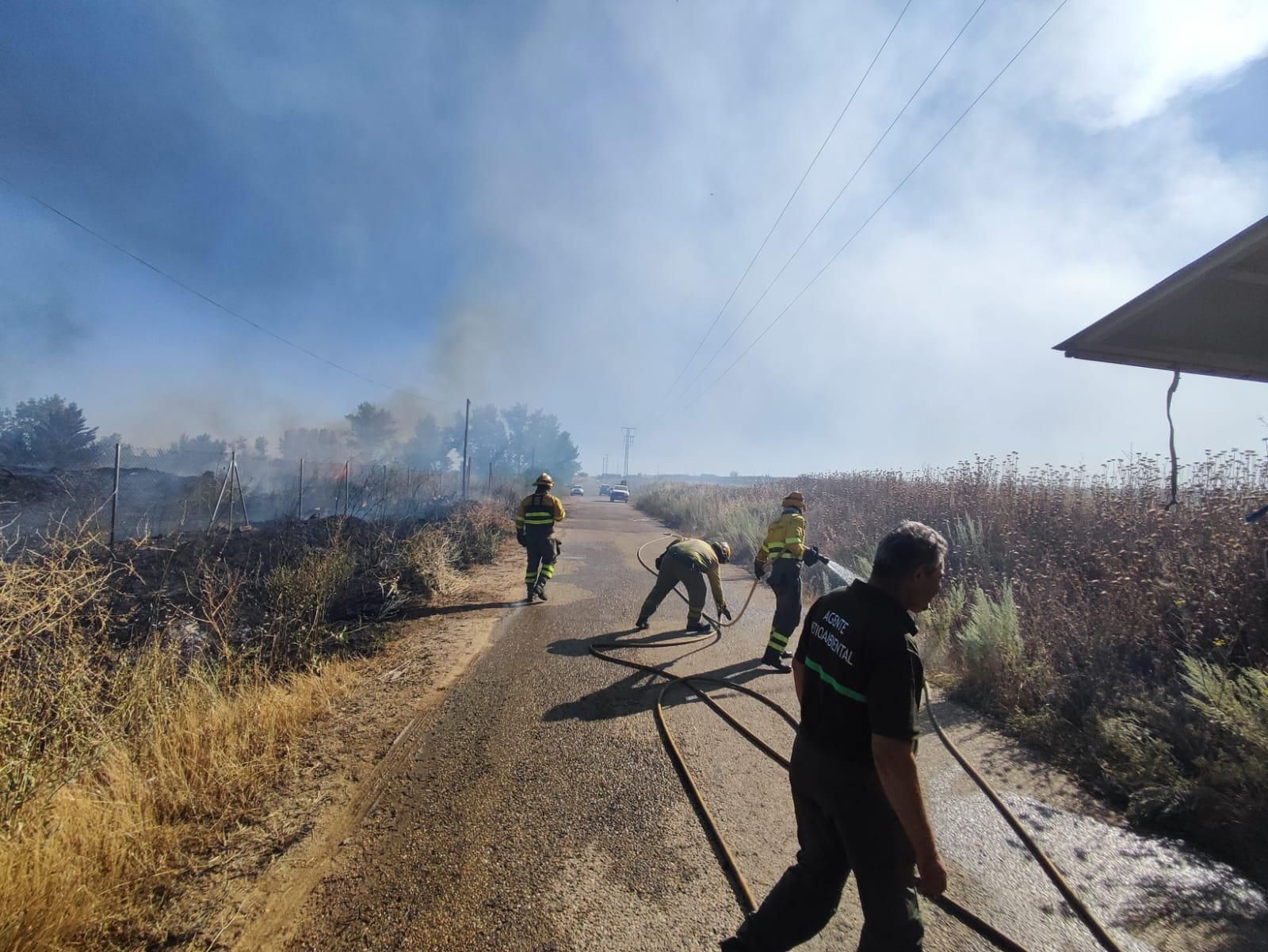 Incendio declarado en los aledaños de la fábrica de residuos Roviña, en San Cristóbal de Entreviñas