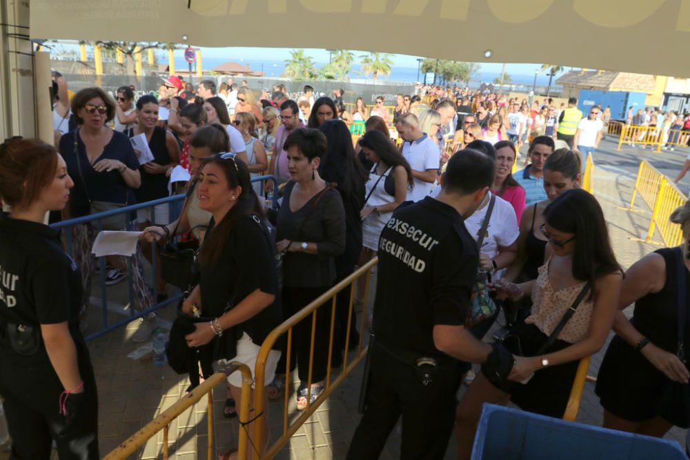 Gran expectación ante el único concierto de Jennifer Lopez en España. Se han formado largas colas hasta la apertura de las puertas del recinto del Marenostrum Castle Park, escenario del concierto.