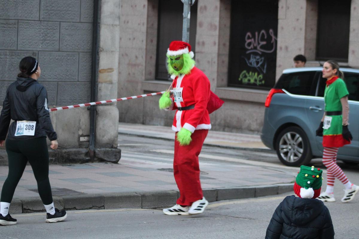 Todas las imágenes de la "San Silvestre" de Mieres: desde los más pequeños hasta los mayores, y con el "Grinch" siempre atento