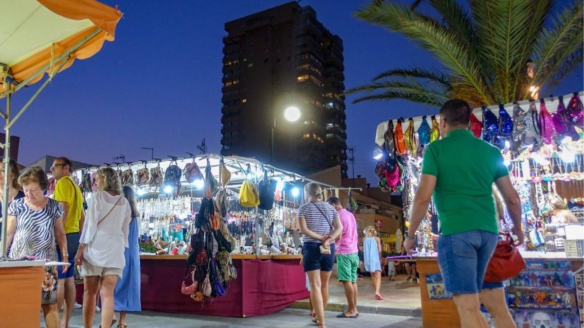 Imagen del mercadillo de la Plaza Bohemia, en La Manga