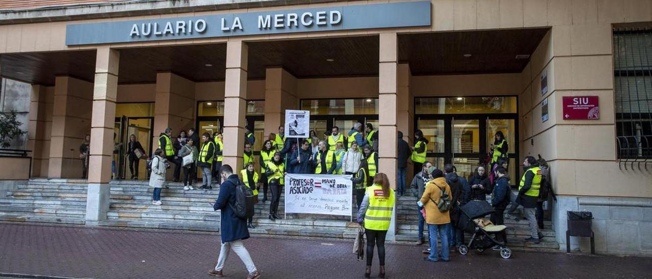 Protesta de profesores asociados de la UMU, en el campus de La Merced.
