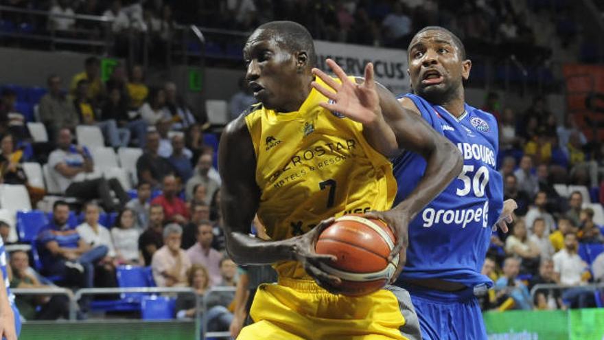 Niang protege el balón en un partido de Champions contra el Fribourg.