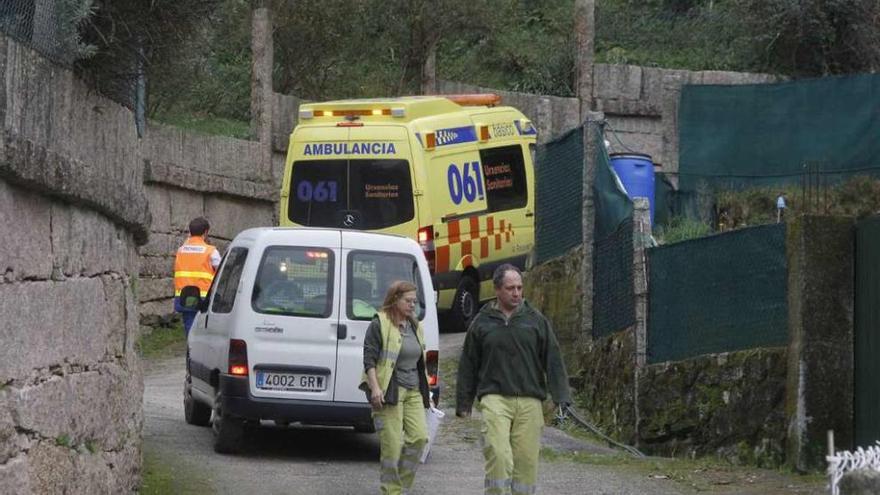 Los servicios sanitarios, en las inmediaciones del lugar del accidente. // S. Álvarez