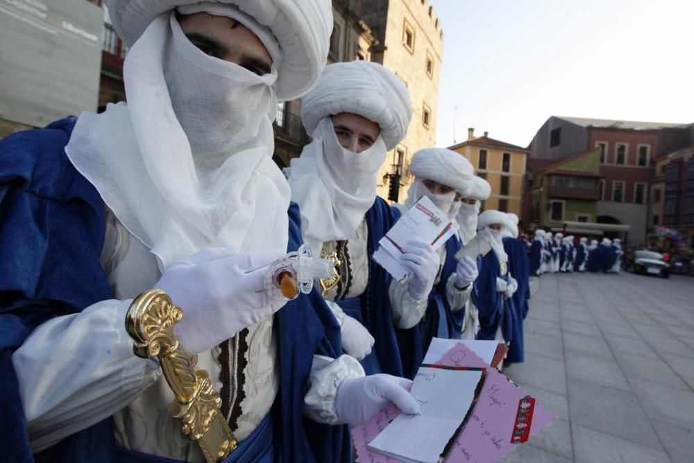 Una multitud recibe a los Reyes Magos en Gijón.