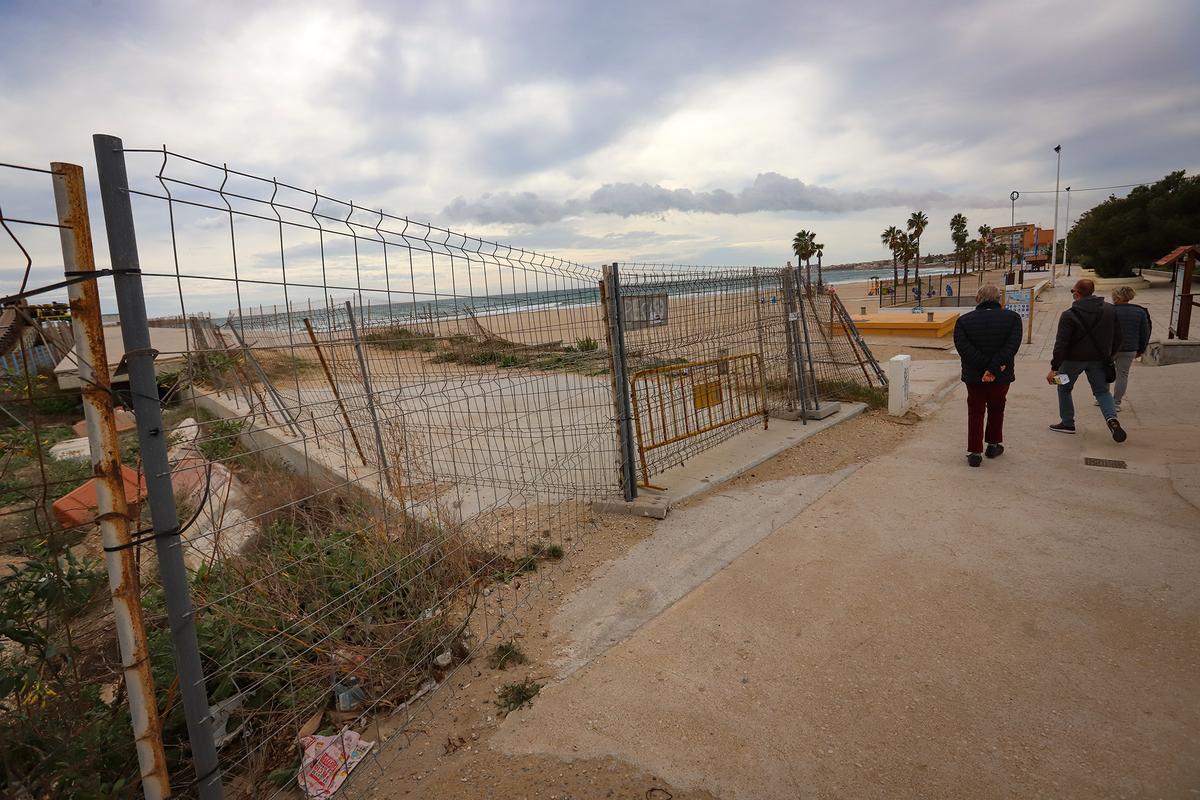 Acceso con las vallas tumbadas al paseo del Dique de Poniente de Torrevieja