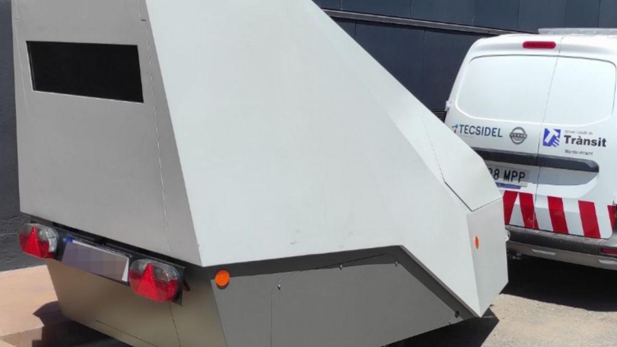 Parte posterior de un carro-radar