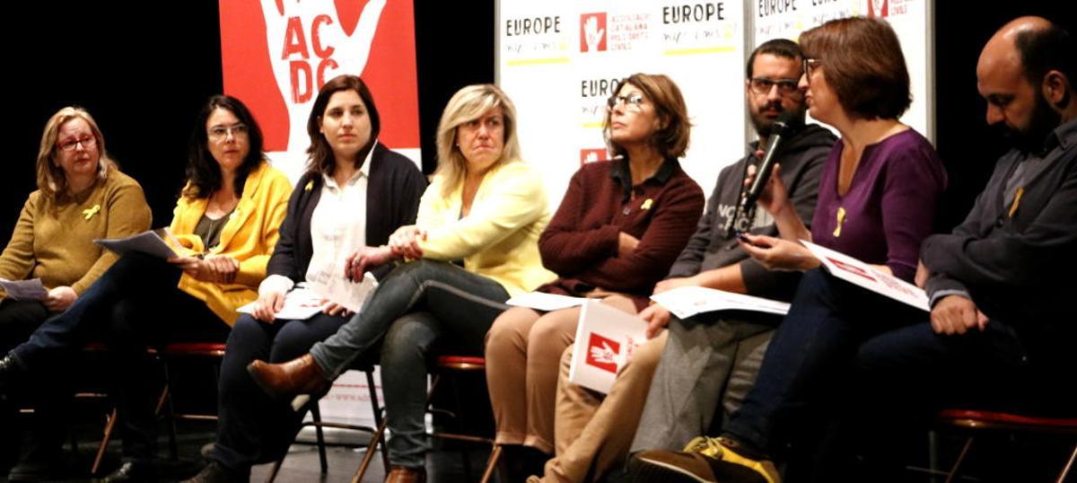 Membres de l'ACDC i d'entitats presentant la campanya.