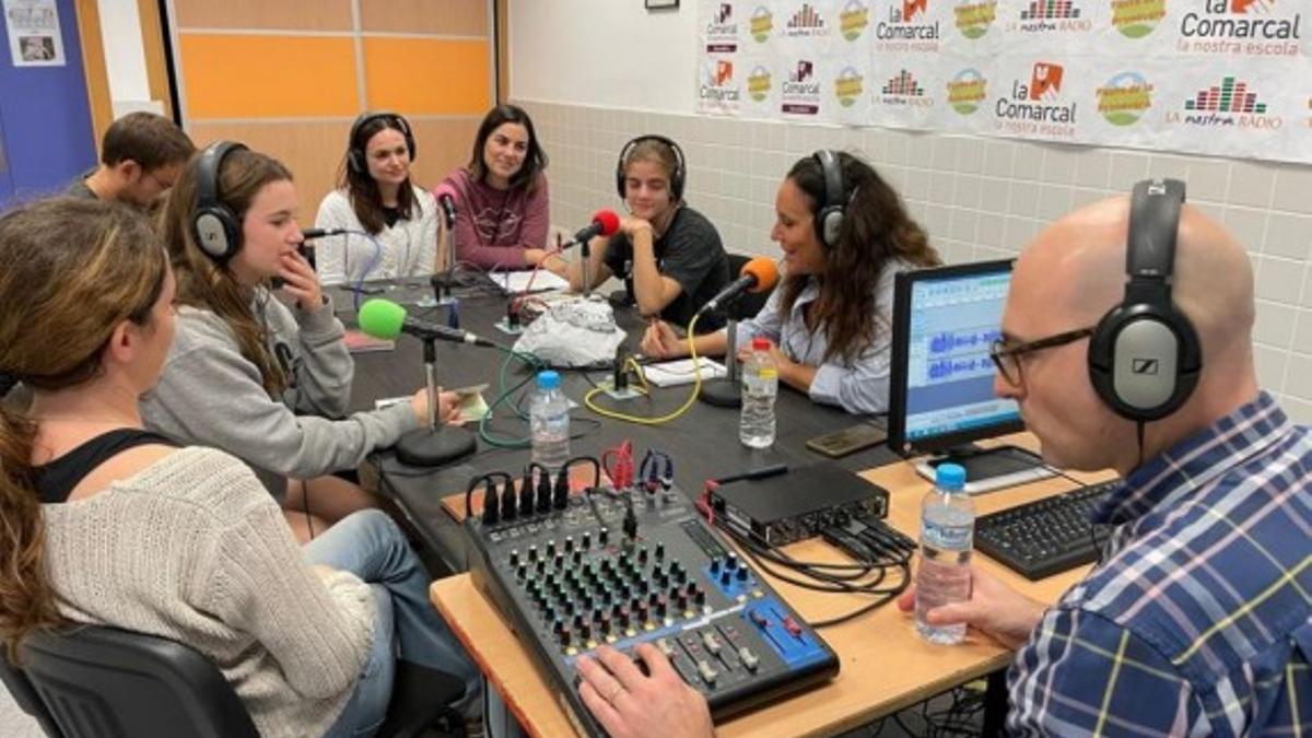 Alumnat del centre enmig d’una activitat radiofònica a les aules.