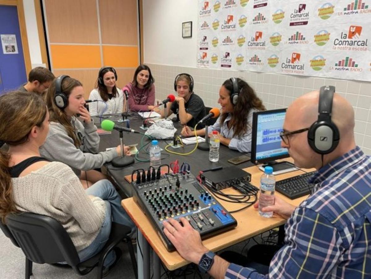 Alumnat del centre enmig d’una activitat radiofònica a les aules.