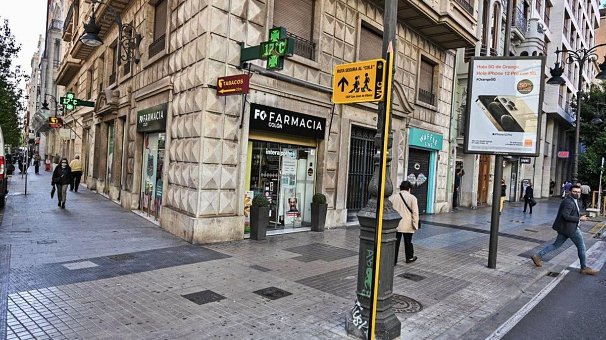 Uno de los «lápices guía» repartidos por las calles cercanas al colegio.  | LEVANTE-EMV