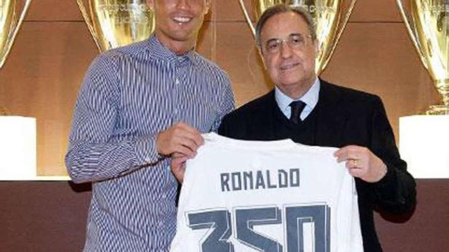 Cristiano Ronaldo sostiene con Florentino Pérez la camiseta comemorativa de sus 350 goles.