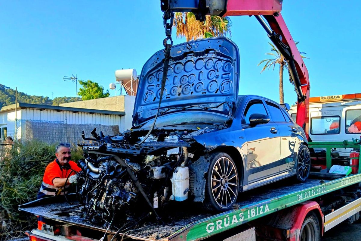 La grúa retira los restos del Mercedes.