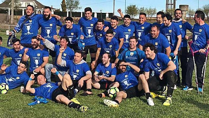 La plantilla del Manganeses celebra el título de liga.