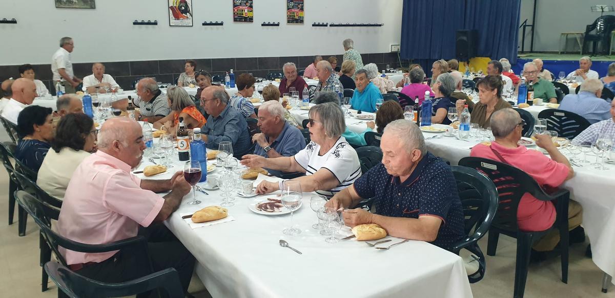 La asociación de jubilados de Venialbo honran a San joaquín y Santa Ana