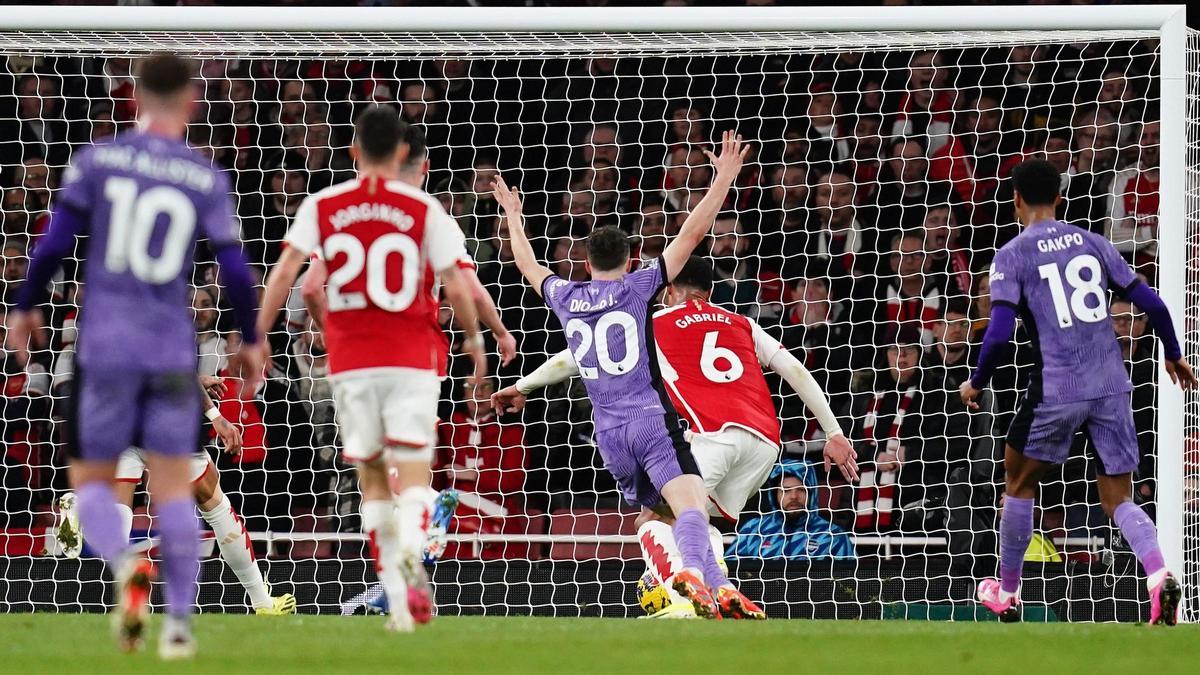 Diogo Jota empieza a celebrar el gol del empate del Liverpool con el balón colándose en el marco del Arsenal.