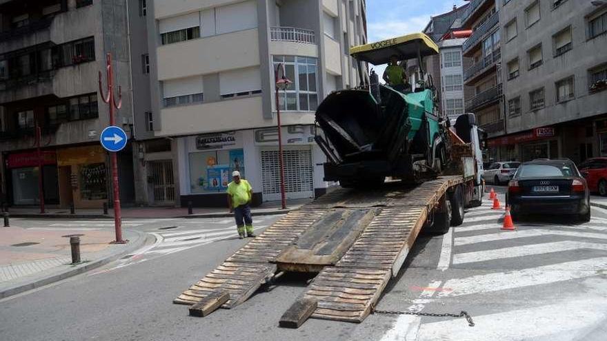 Los operarios con la maquinaria de obras llegaron a la plaza sobre las 14.00 horas. // Noé Parga