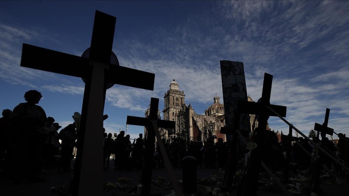 Cruces por los 14 periodistas muertos en Mexico en los últimos tres meses