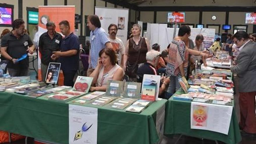 Detalle de la feria de autores de libros en la estación de trenes.