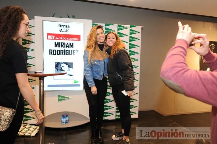 Miriam Rodríguez firma discos en El Corte Inglés