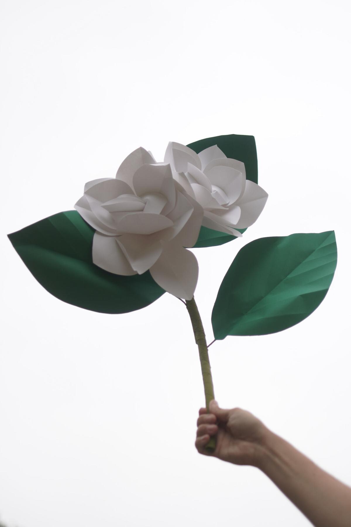 Dos flores de papel recortadas contra el cielo de A Coruña.