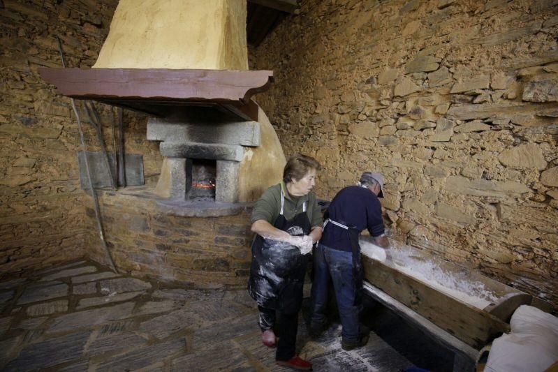 Elaboración artesanal de pan y aceite en Latedo.