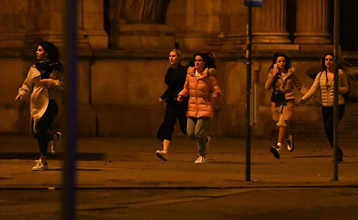 Un grupo de mujeres huye del lugar de los hechos, en el distrito uno, cerca de la Ópera de Viena.