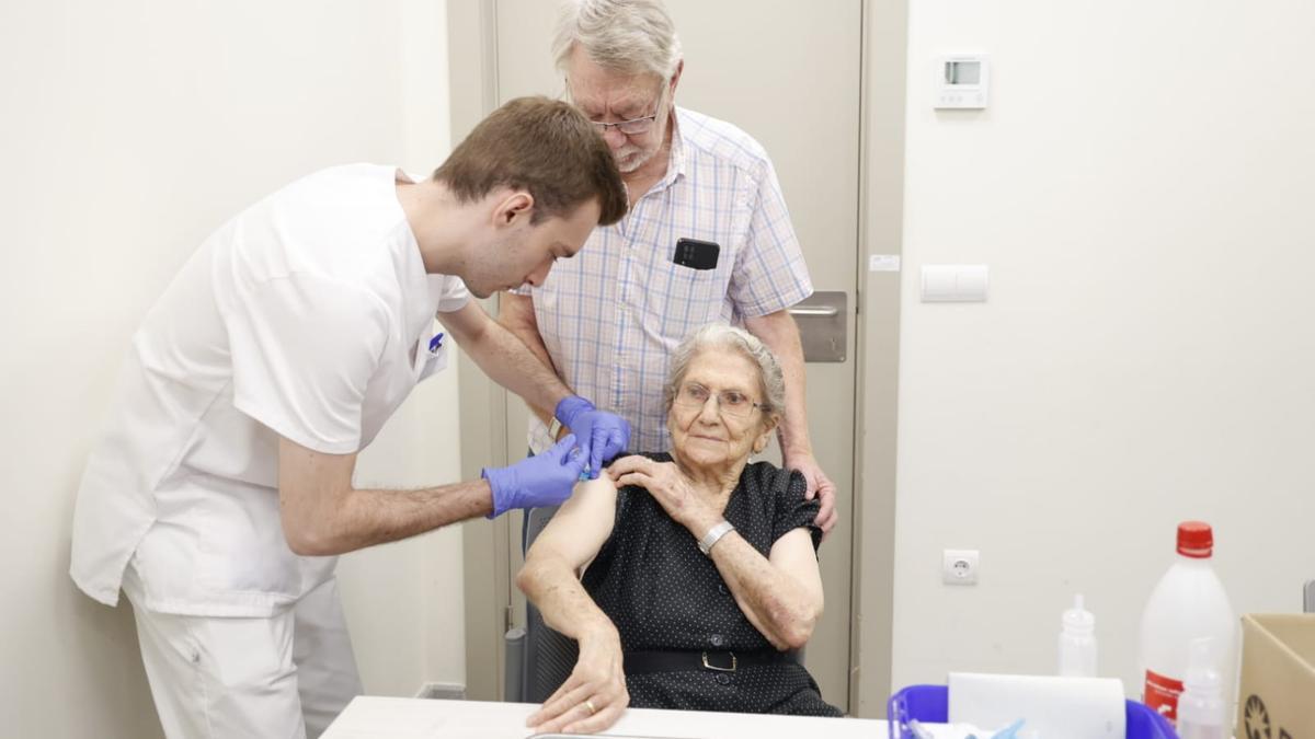 Josefa, de 96 años, ha sido una de las primeras en recibir los dos pinchazos esta mañana, junto a su hijo Ventura.