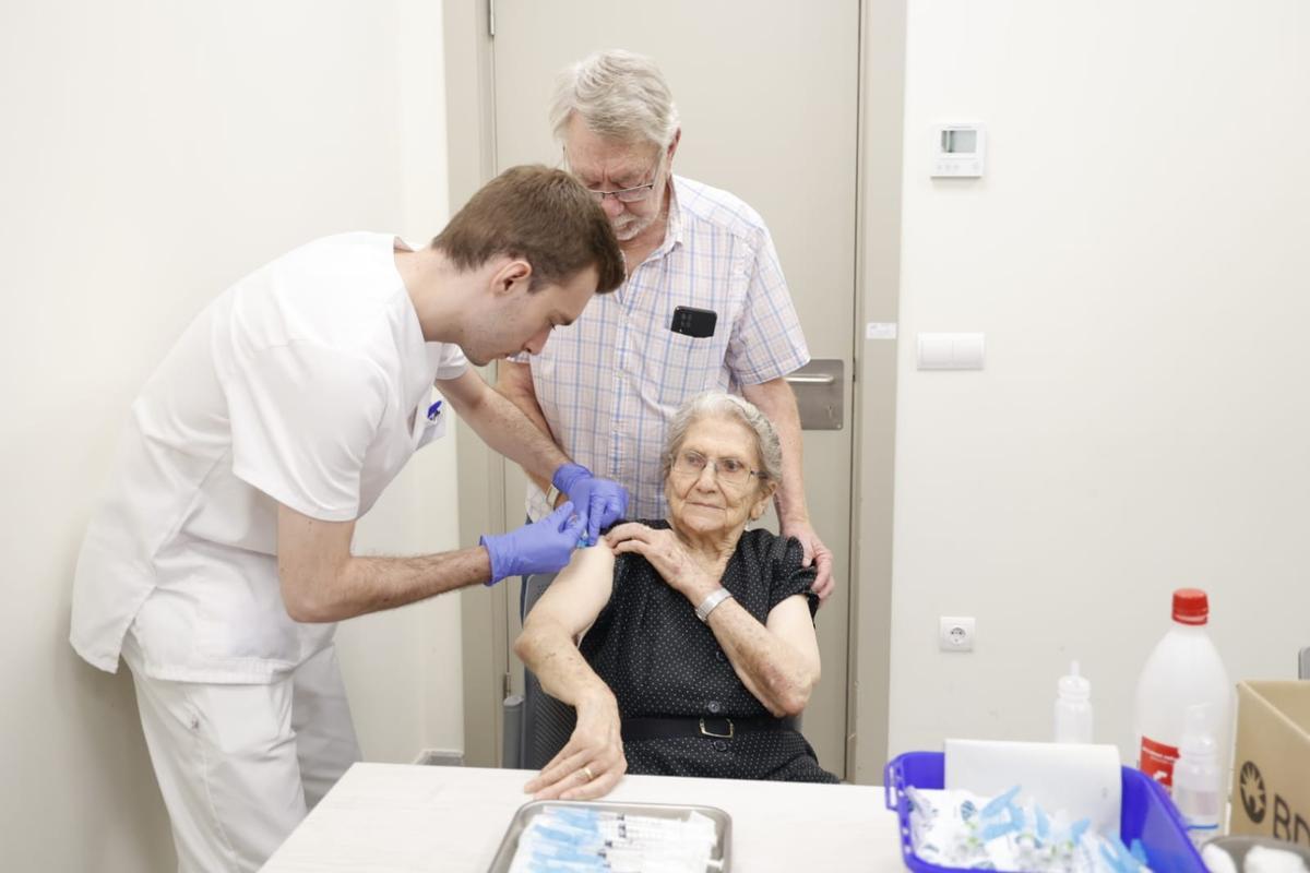 La campaña de vacunación 2023-2024 contra la gripe y la covid-19 arranca inmunizando a los más vulnerables