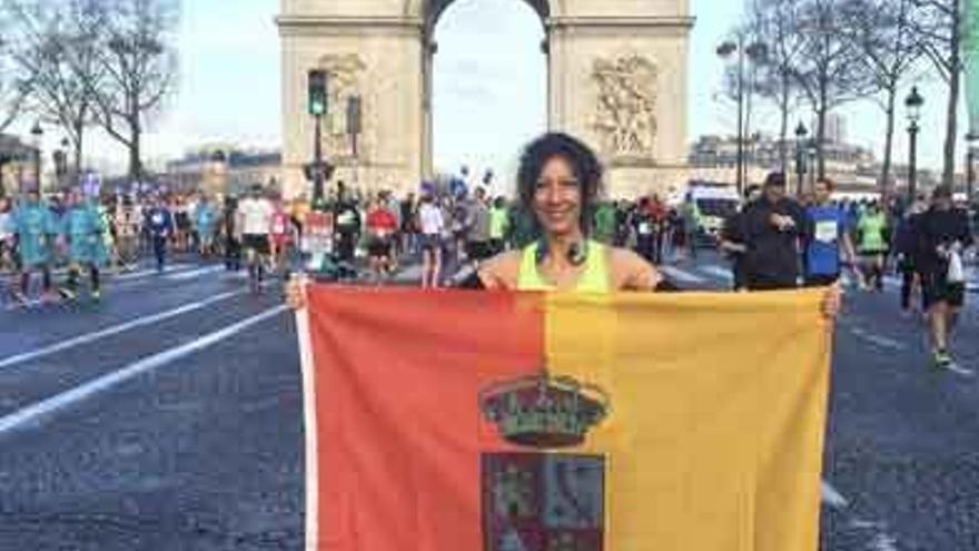 Mayte Méndez posa con la bandera de Alcañices.