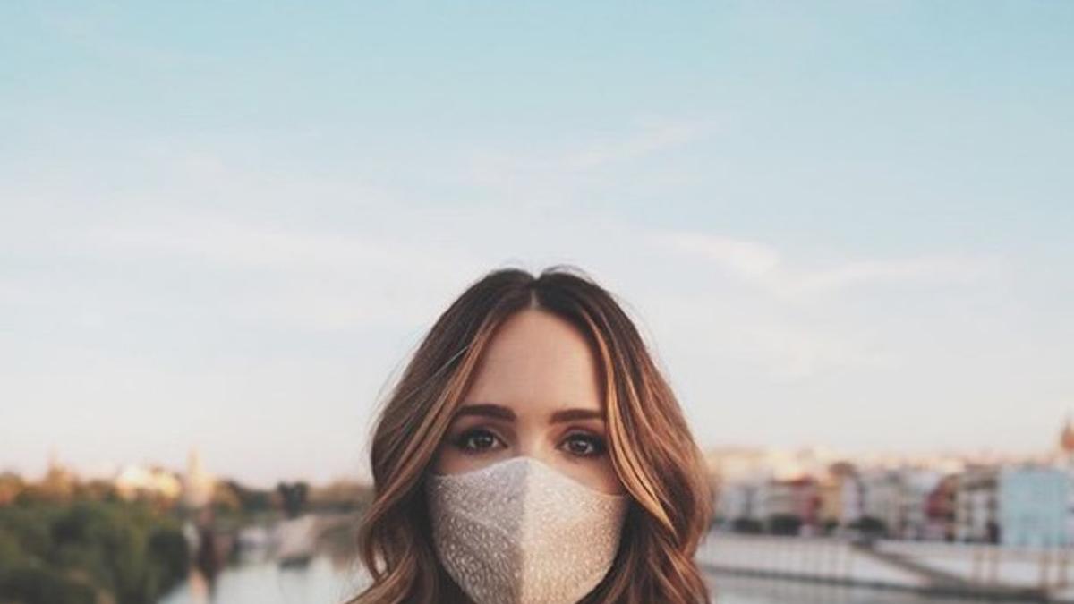 Rocío Osorno con mascarillas de fiesta de su propia colección