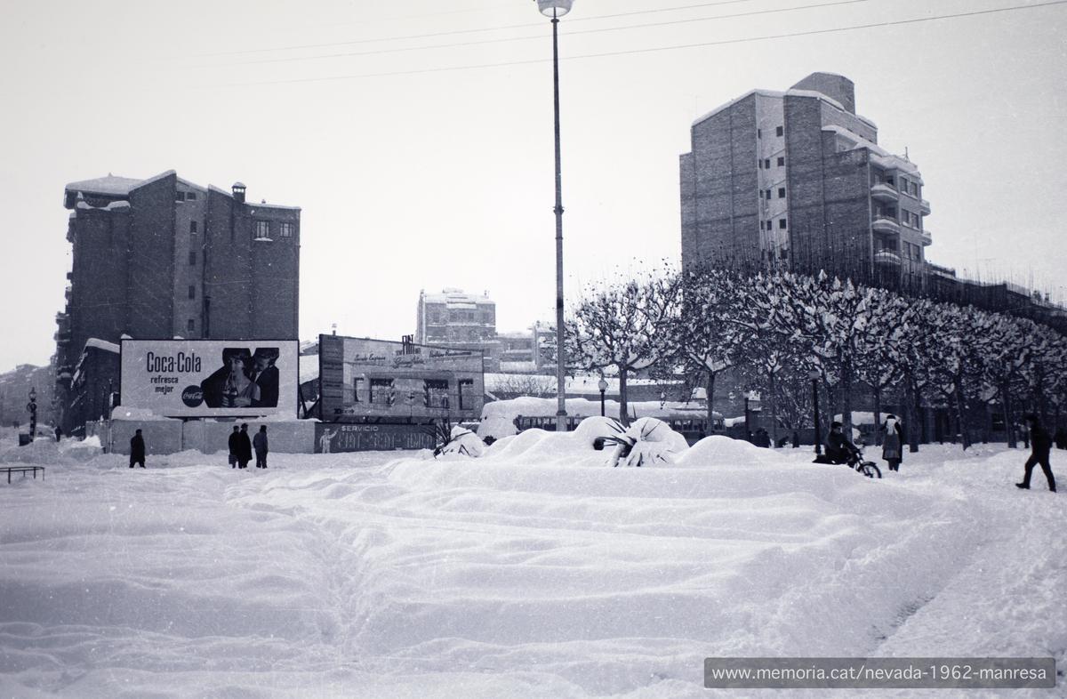 Imatge de la Bonavista, durant la nevada del 1962. A la dreta, l'edifici de Mobles Paseo