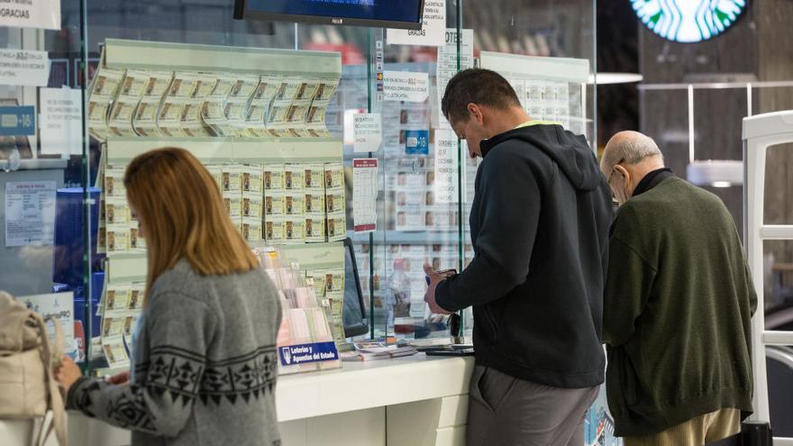 Público comprando lotería en Alicante, ayer.