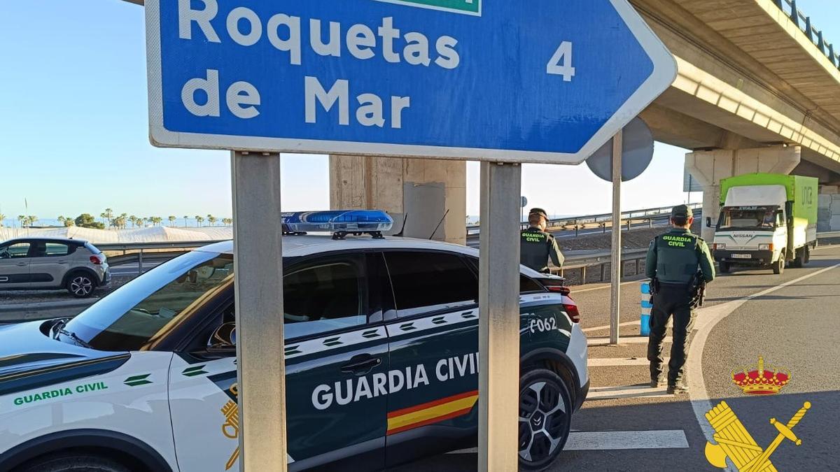 Un vehículo de la Guardia Civil de Roquetas de Mar, en Almería.