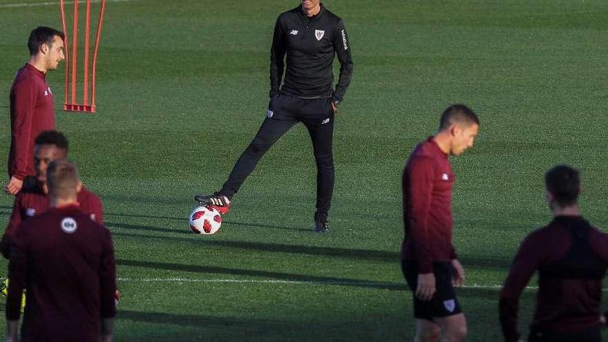 Gaizka Garitano, ayer en su primer entrenamiento al frente del Athletic.