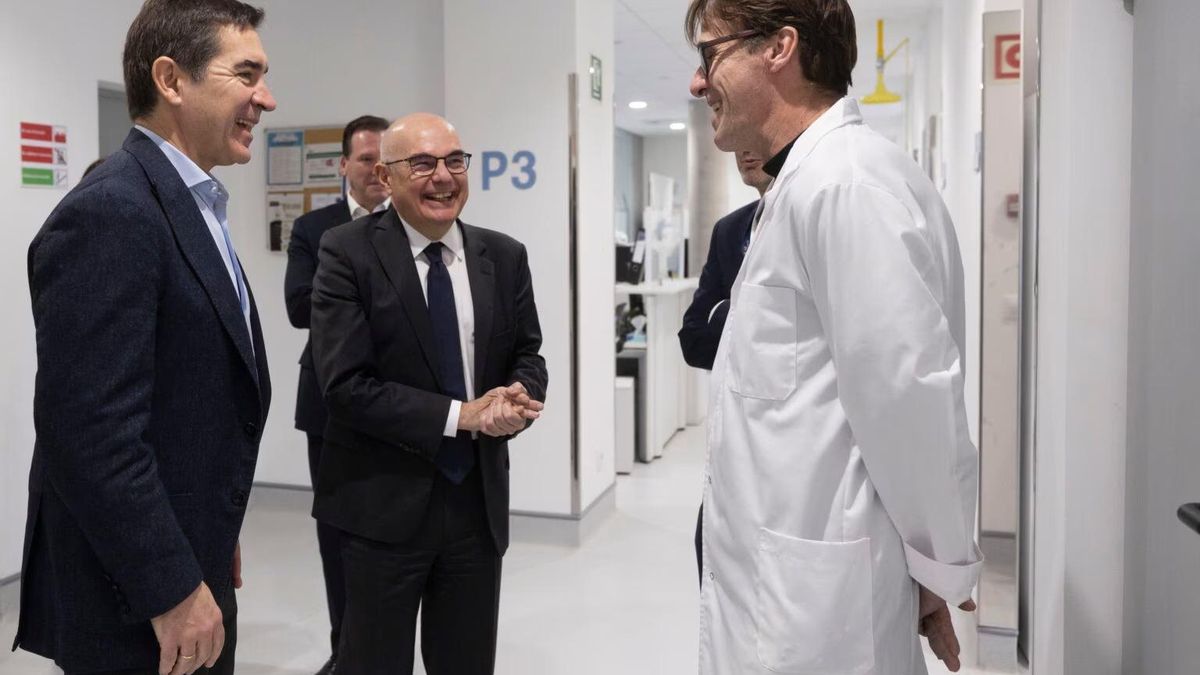 De izquierda a derecha, el presidente del BBVA, Carlos Torres Vila, y el doctor Josep Tabernero, en las instalaciones de VHIO.
