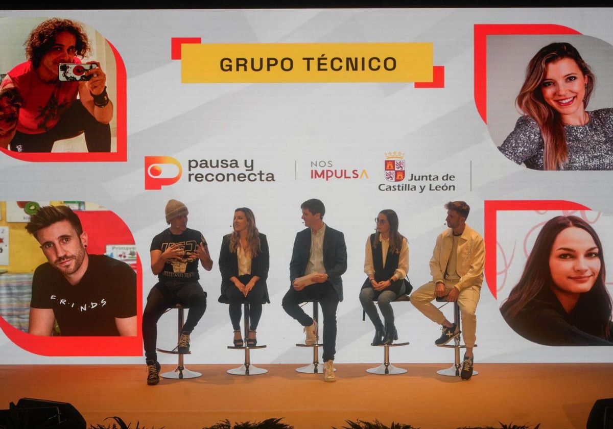 Los influencer que impulsan la campaña (Borja Zamorano, Yolanda Rufino y Víctor Pérez), con el presentador, Pablo Carretero y la presidenta del Consejo de la Juventud de Castilla y León, Sandra Amez. | Jose Luis Fernández