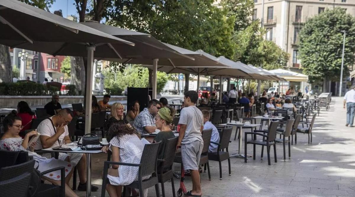 Una terrassa al centre de Figueres, en una imatge d'arxiu.