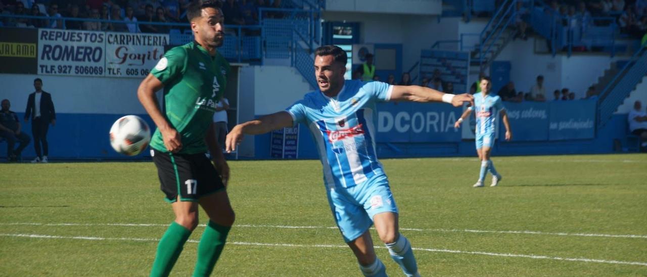Nané, del Coria, pugna por el balón con un jugador del Atlético Paso durante el partido disputado en el estadio de La Isla.