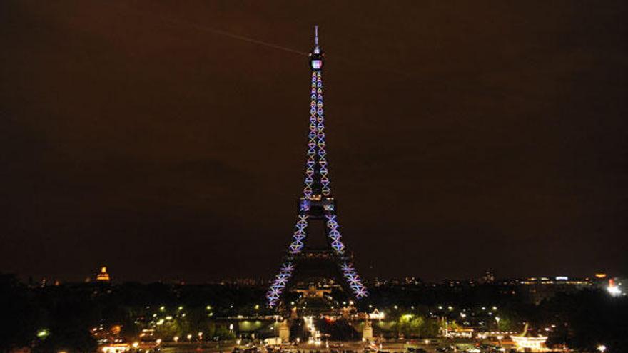 Vista general de la torre Eiffel iluminada con motivo de su 120 aniversario