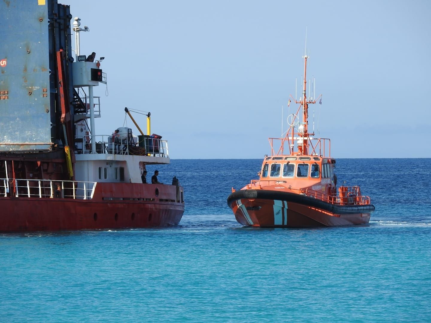 Un buque mercante encalla en una playa de Formentera