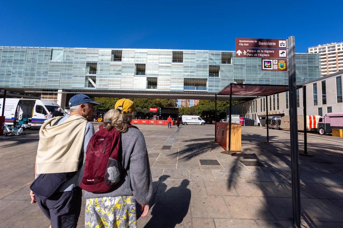 Así es el montaje de la zona "gastro" del Benidorm Fest y los exteriores del Palau