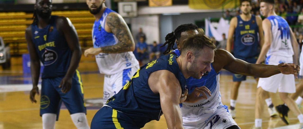Gregg Gantt defiende a un jugador del Ourense durante el partido jugado en el Pazo dos Deportes Paco Paz.