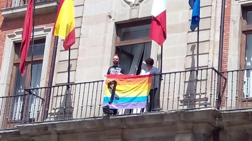 Bandera arco iris en el Ayuntamiento de Zamora.