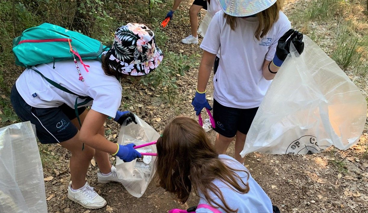 Una quincena de escuelas e institutos de Rubí limpian el entorno natural.